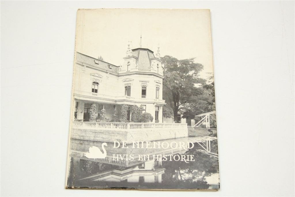De Nienoord — Huis en Historie, Leek 1962, Ophalen of Verzenden, Gelezen