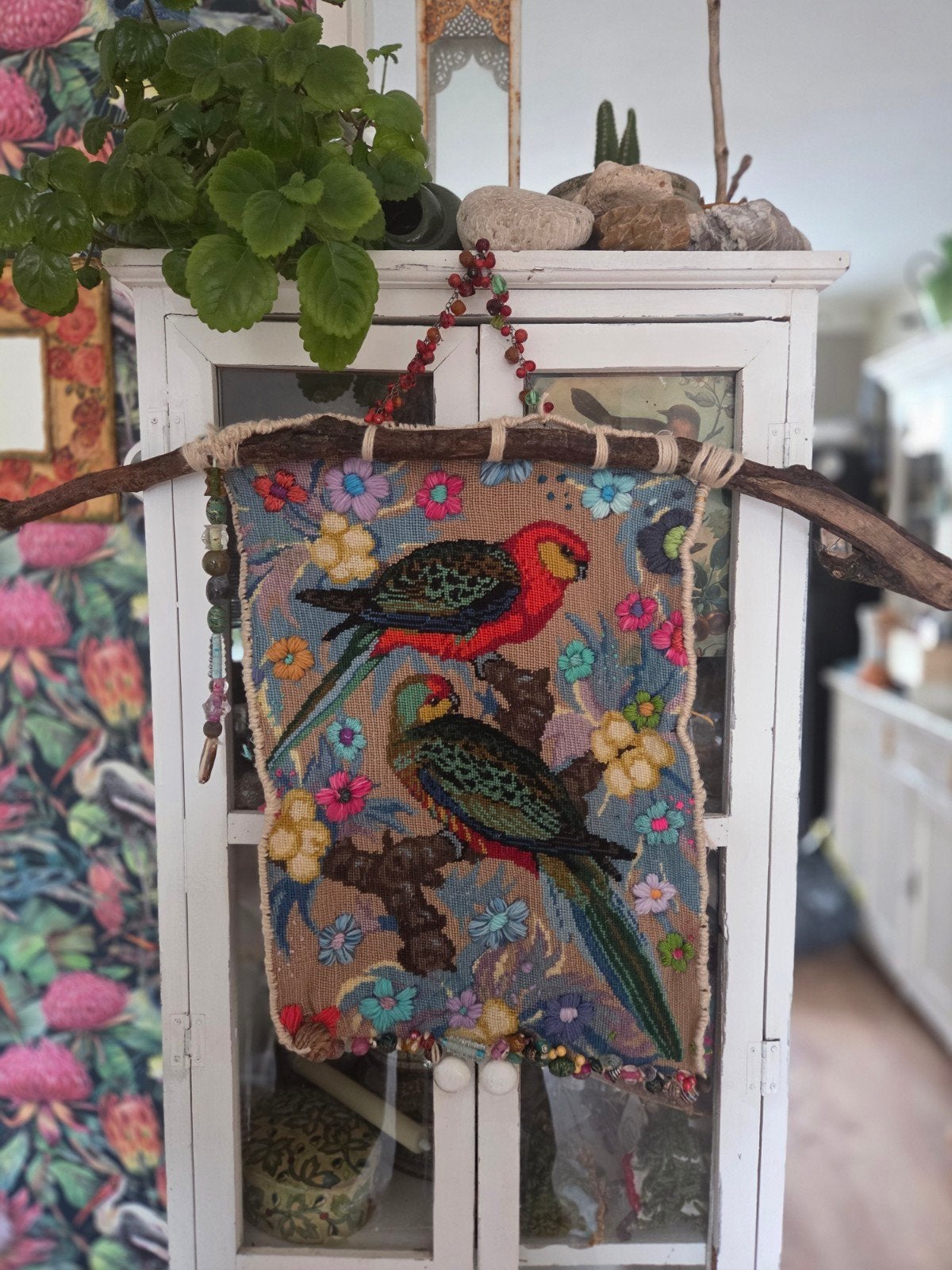 Prachtig Kleurrijk Wandkleed met Papegaaien en Kralen, Gebruikt, Boho, Meerkleurig, Ophalen of Verzenden