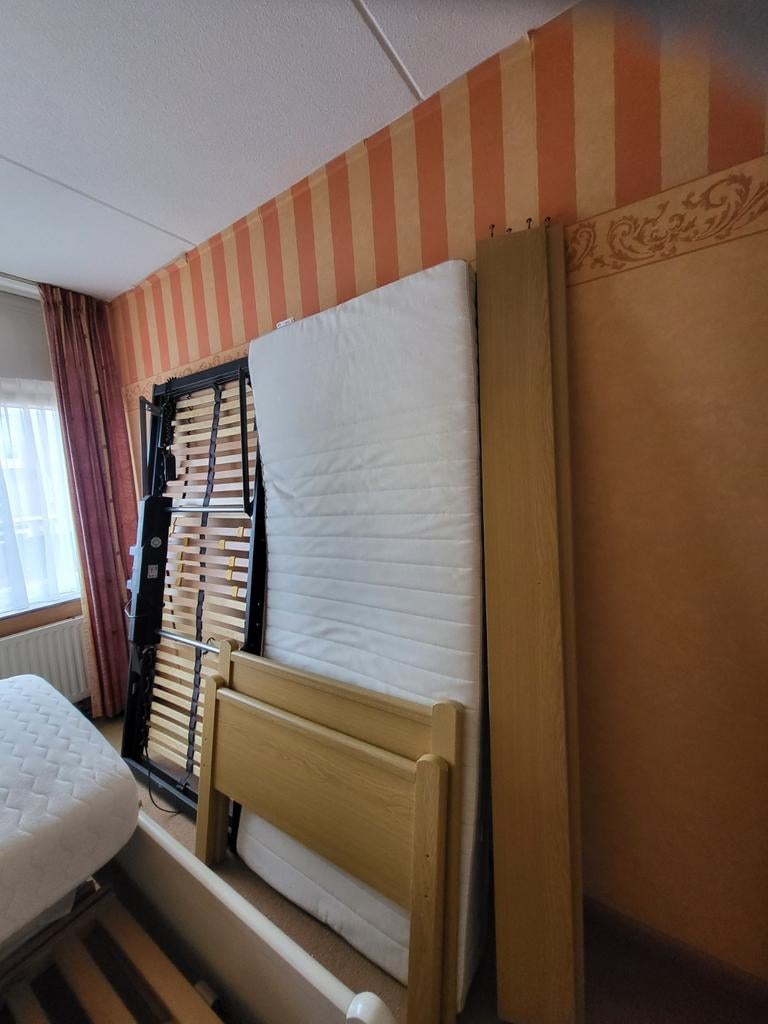 Senioren bed met elektrische lattenbodem - gedemonteerd, 90 cm, Eenpersoons, Bruin, Ophalen of Verzenden