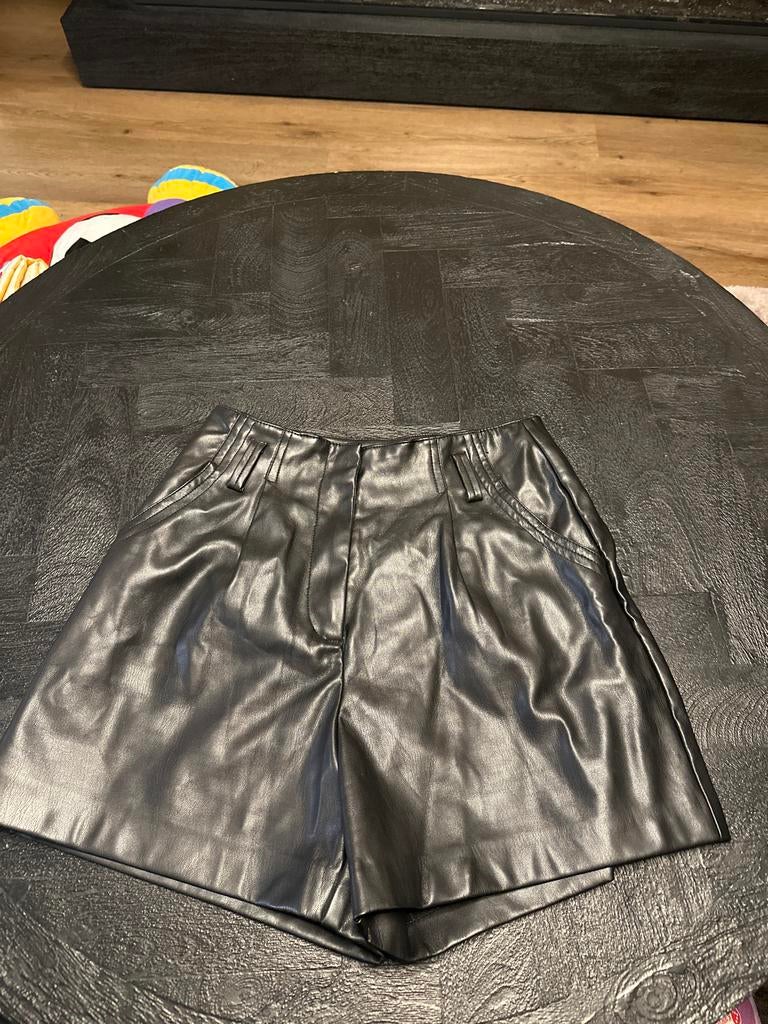 Zwarte Amisu faux lederen shorts - Maat 34, Kort, Zwart, Ophalen of Verzenden, Zo goed als nieuw