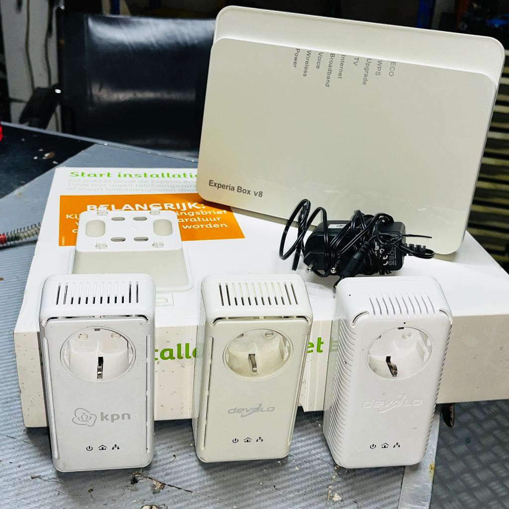 KPN Experiabox V8, incl. 3 Netwerk Adapters, Ophalen of Verzenden, Gebruikt, Router met modem, KPN