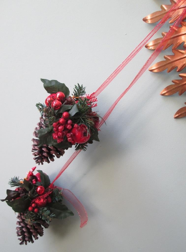 2 Dennenappels Kerst Hangers Rood met Kabouters op Ski's, Diversen, Kerst, Ophalen of Verzenden, Nieuw