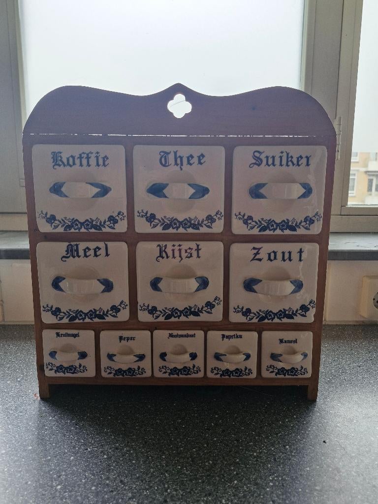 Antiek kruidenkastje, Ophalen