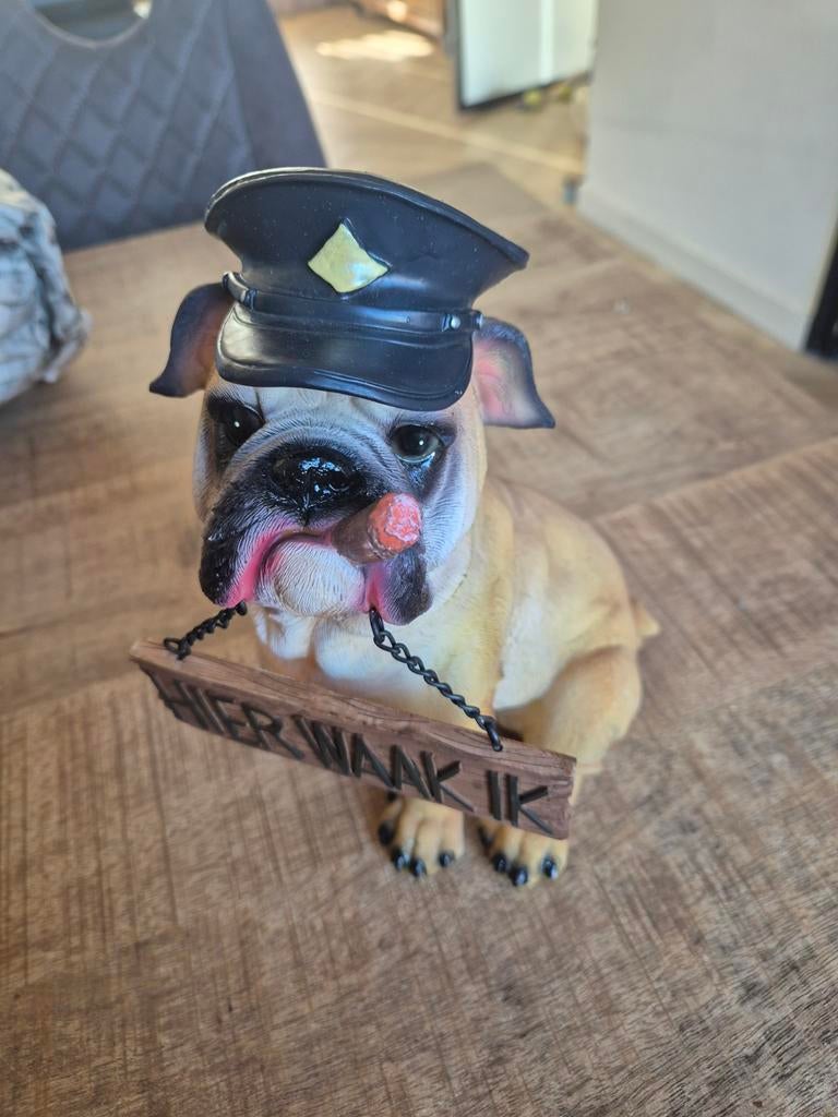Engelse Bulldog Spaarpot met Politiepet, Verzamelen, Spaarpotten, Ophalen of Verzenden, Gebruikt, Steen, Aardewerk of Keramiek