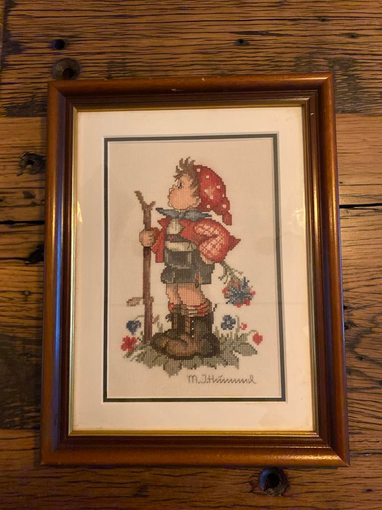 2 ingelijste borduurwerken van Hummel, Ophalen, Schilderij, Minder dan 50 cm