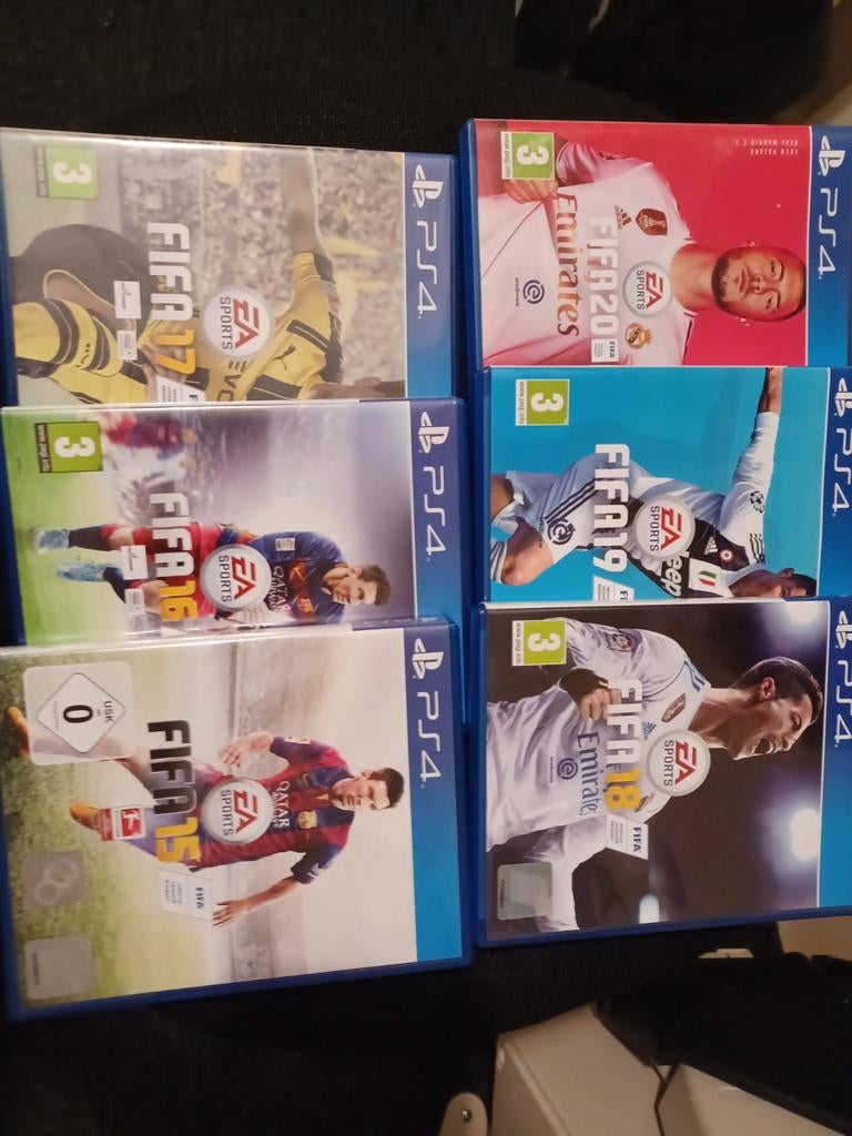Aangeboden: Fifa spellen playstation. Diverse jaren., Spelcomputers en Games, Games | Nintendo Wii U, Ophalen of Verzenden, Zo goed als nieuw