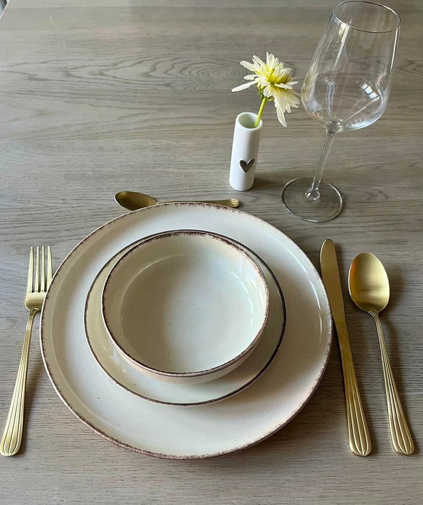 Te huur servies mediterrane stijl 20-delig met gouden bestek, Huis en Inrichting, Keuken | Servies, Zo goed als nieuw, Overige stijlen