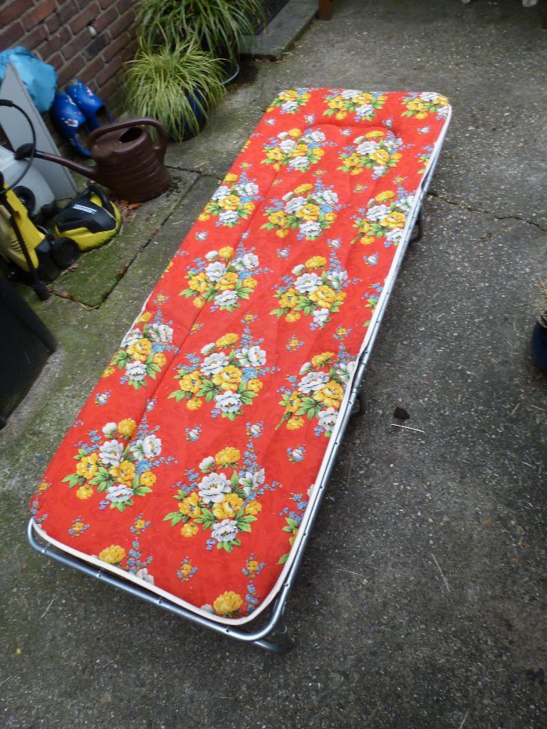 vintage gebloemd stretcher ligbed 69 x 188 cm, Tuin en Terras, Ligbedden, Ophalen, Gebruikt
