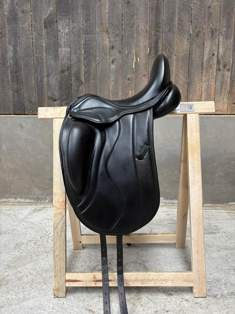 KM zadel 16,5 inch, Dieren en Toebehoren, Paarden en Pony's | Zadels, Ophalen of Verzenden, Zo goed als nieuw, Dressuur
