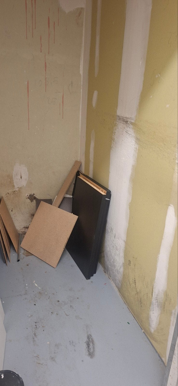 Gratis hout van kast en bureau, Ophalen