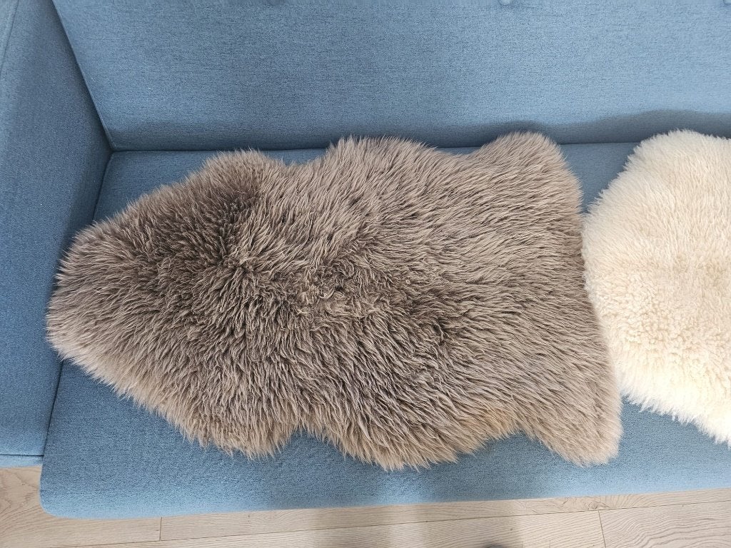 2x IKEA LUDDE schapenvacht – wit & bruin, Ophalen, 50 tot 100 cm, Scandinavisch, 50 tot 100 cm