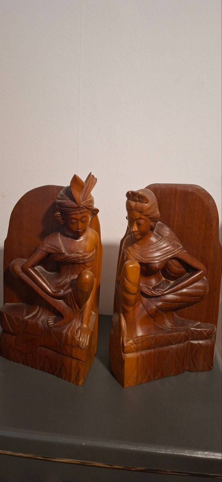 2 beelden van Indonesische man en vrouw, Antiek en Kunst, Bruin, Handgemaakt, Indonesië, Beeld