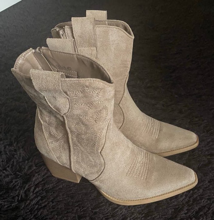 Laarsjes beige-zand maat 40, Ibiza-Bohemian stijl, nieuw, Beige, Lage of Enkellaarzen, Nieuw, Ophalen of Verzenden