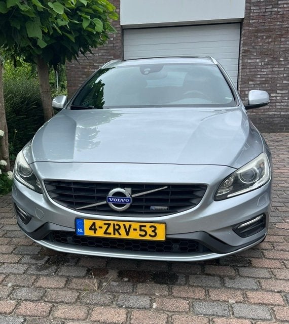 Volvo V60 D6 215pk Plug-in Hybrid 2015 Grijs, Auto's, 1849 kg, 1800 kg, Zwart, Lichtsensor