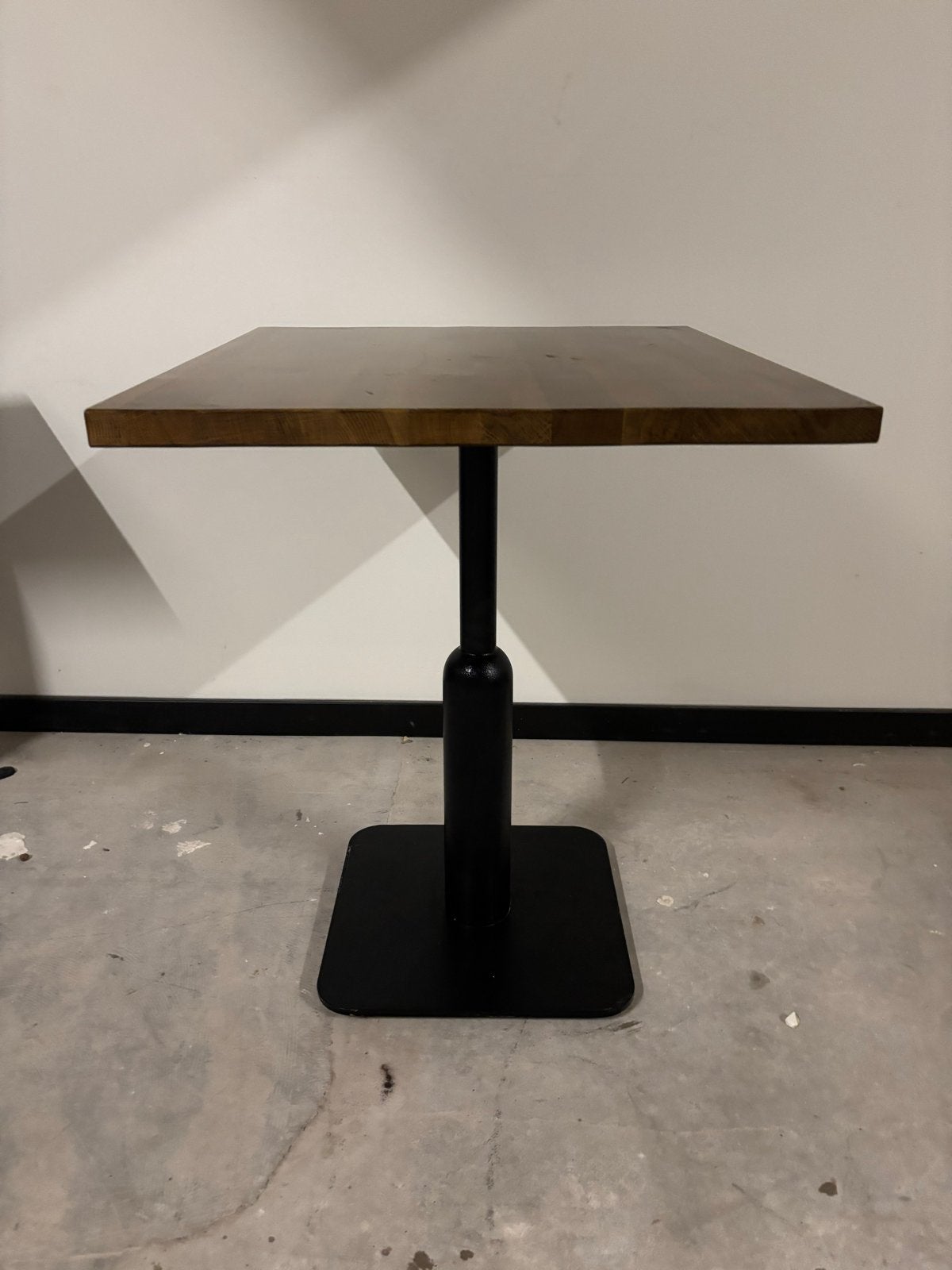 Houten vierkante tafel met metalen onderstel, Ophalen, Vierkant, Tot twee personen, 50 tot 100 cm