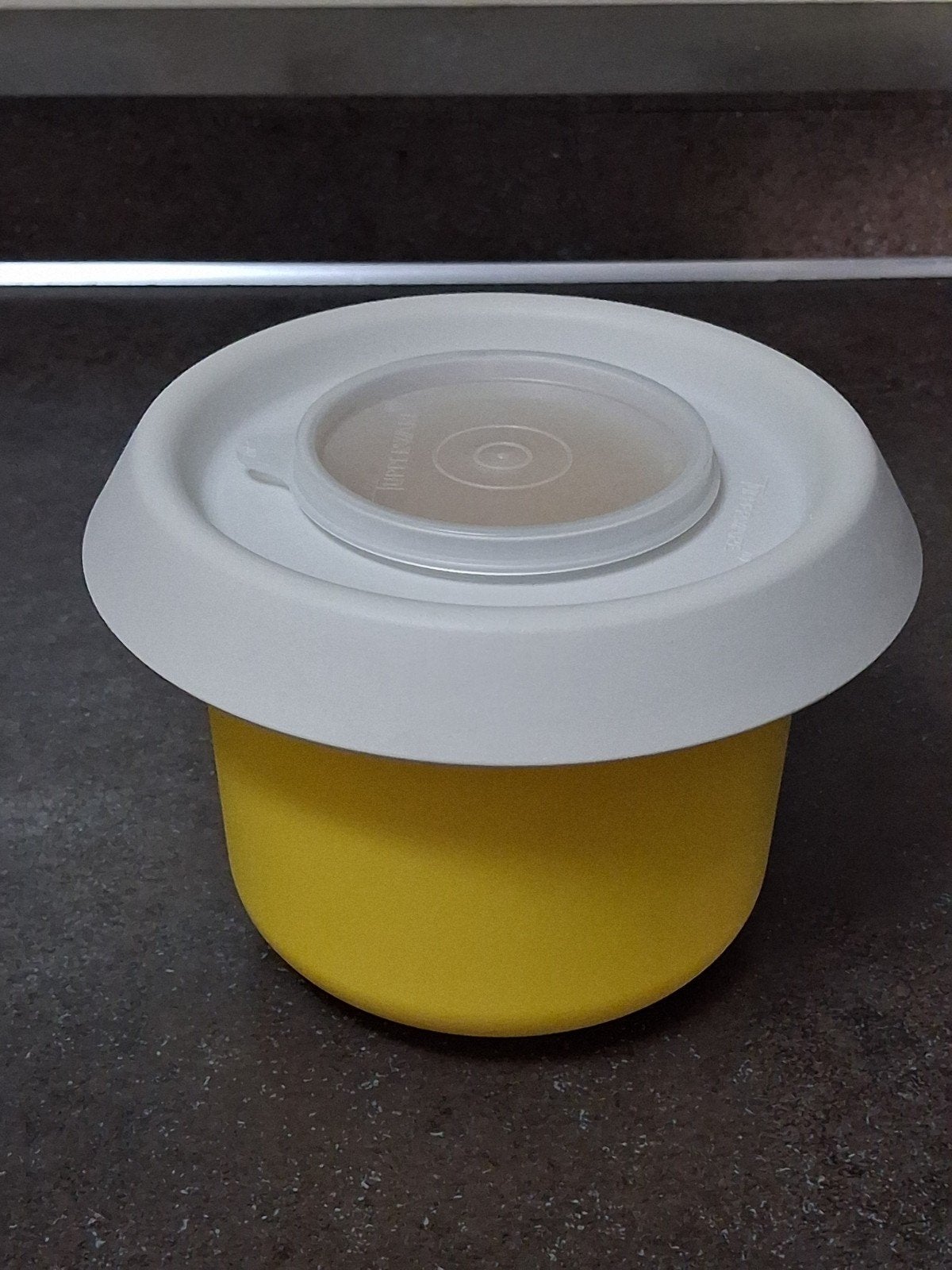 tupperware mixerkom vintage 1,5 ltr geel uitmuntende staat, Huis en Inrichting, Keuken | Tupperware, Ophalen of Verzenden, Gebruikt