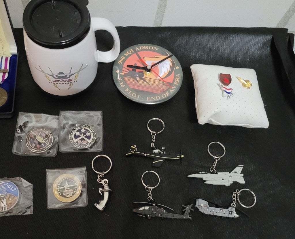 Diverse militaire collectables, Verzenden, Luchtmacht, Nederland, Embleem of Badge