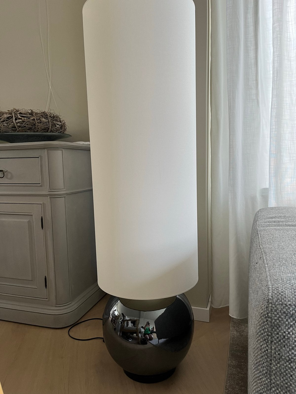 Moderne vloerlamp met paremoer bolvoet en witte kap, Huis en Inrichting, Ophalen, Gebruikt, Steen/keramiek, 150 tot 200 cm