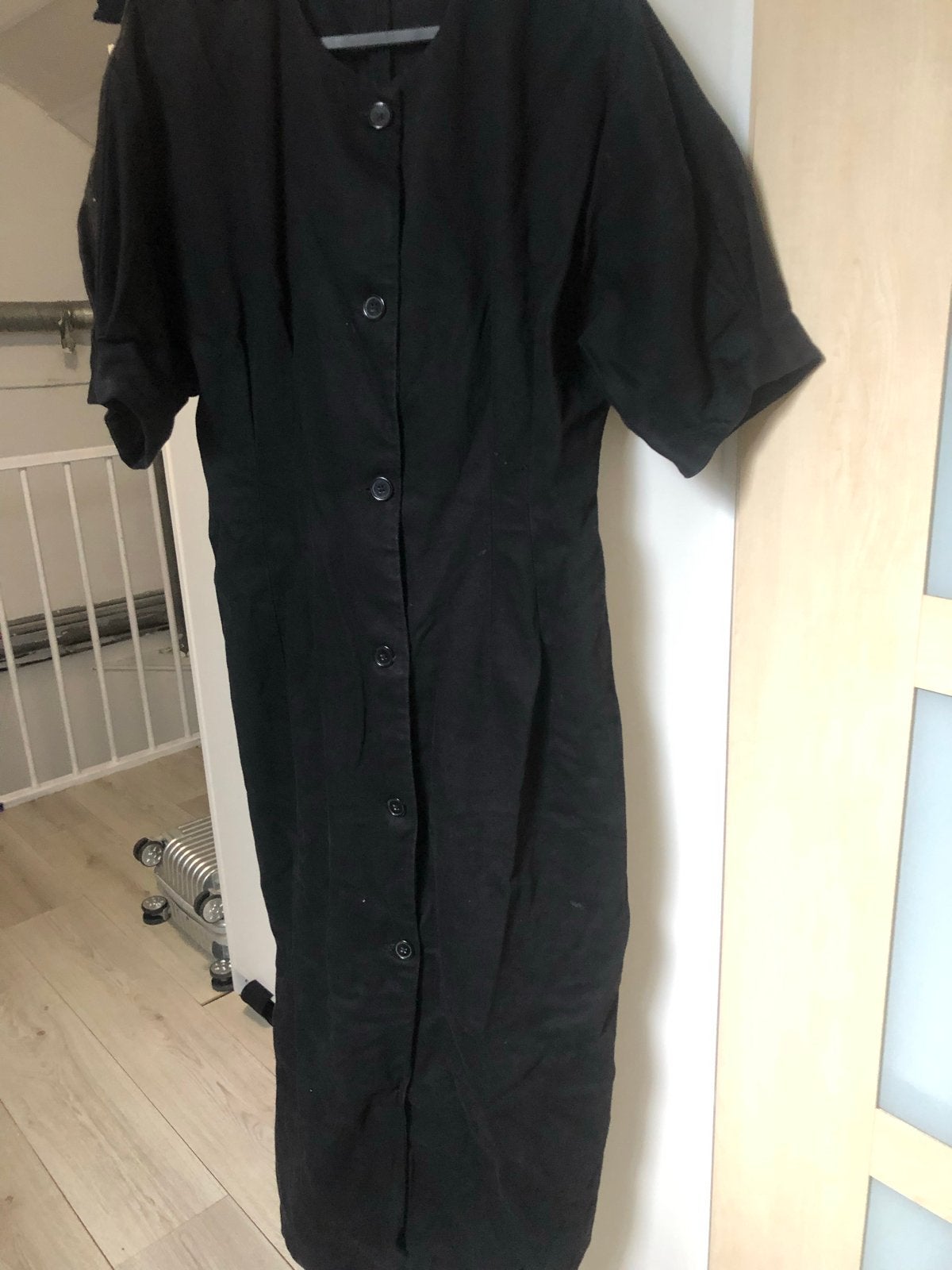 Zwarte midi jurk met knoopsluiting - Zara, maat XXL, Zwart, Maat 46/48 (XL) of groter, Ophalen of Verzenden, Zo goed als nieuw