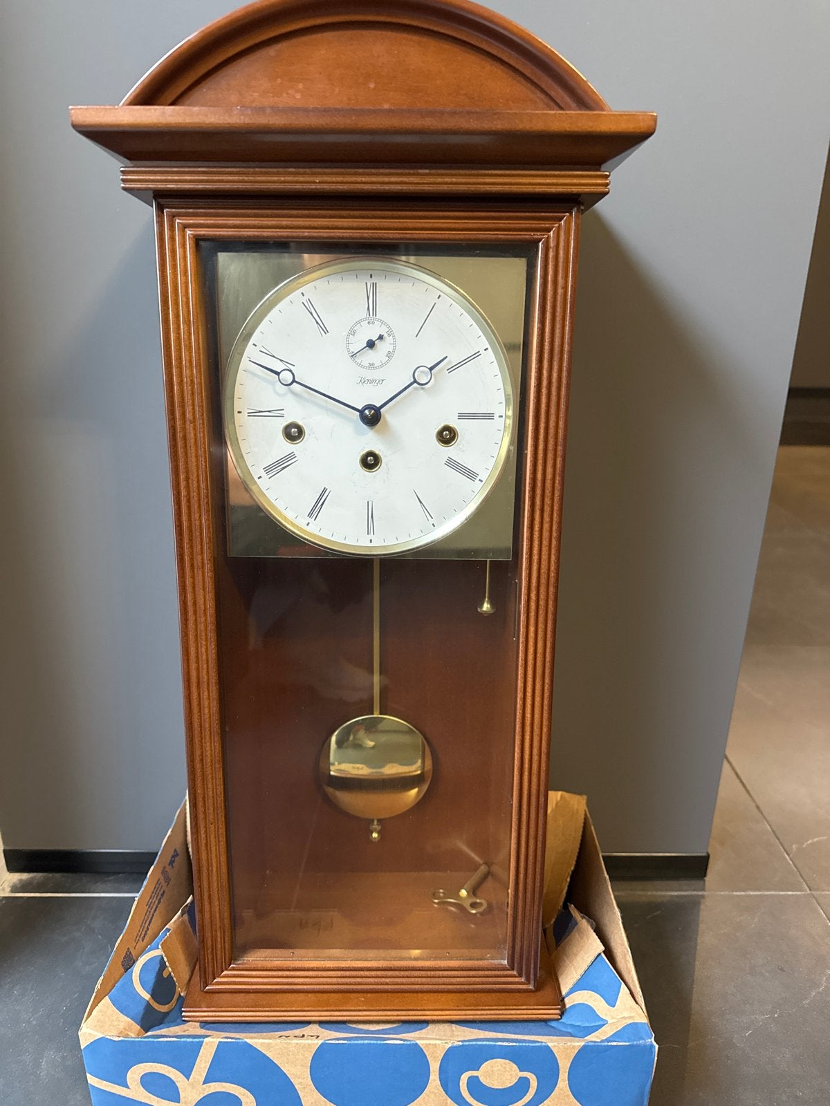 Kieninger wandklok - Klassieke houten klok met slinger, Verzenden