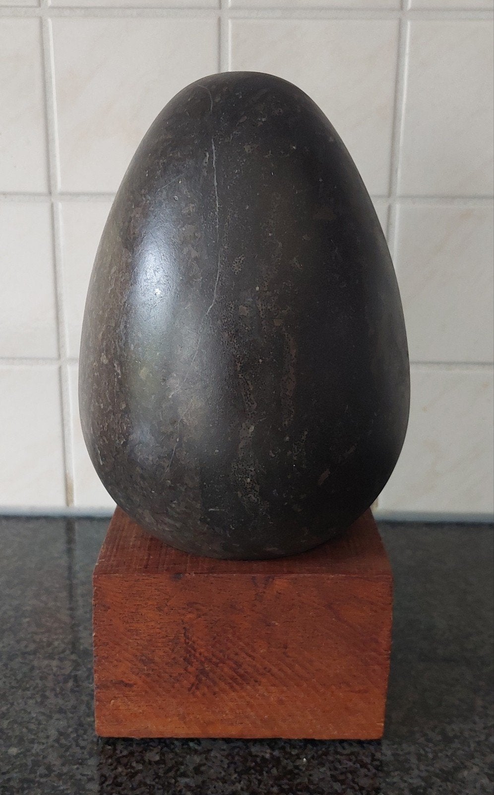 ei, stenen ei kunst op houten sokkel 7 kg., Ophalen of Verzenden