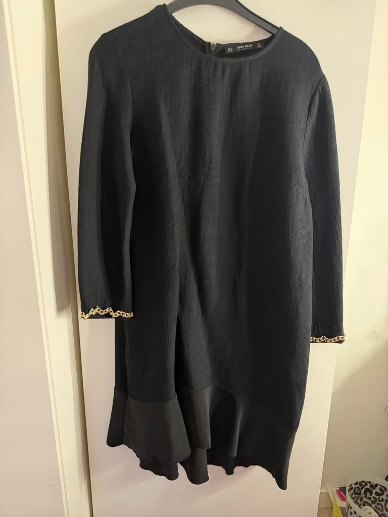 Zwarte jurk Zara Basic met gouden kettingdetails, Kleding | Dames, Jurken, Zwart, Maat 42/44 (L), Ophalen of Verzenden, Zo goed als nieuw