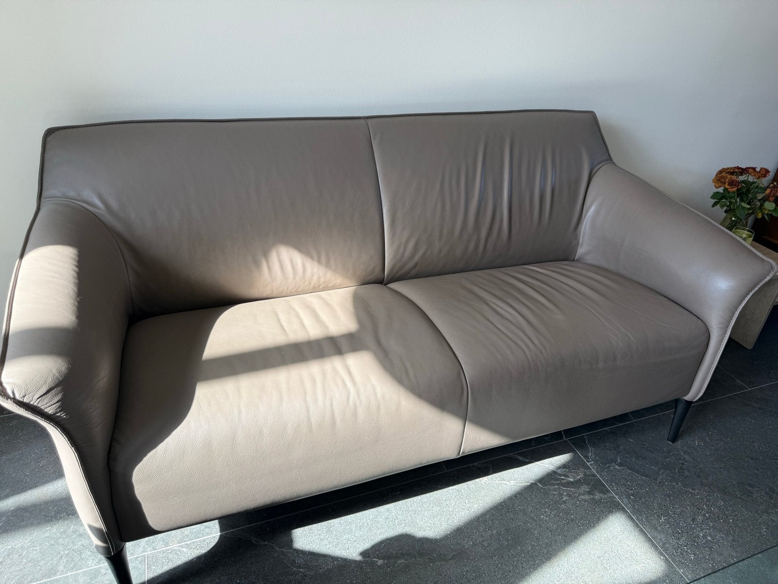 2x Leolux bank - 2,5 zits - Leer - Kleur Taupe - Z.g.a.n., Huis en Inrichting, Ophalen, Gebruikt, Minder dan 75 cm, 150 tot 200 cm