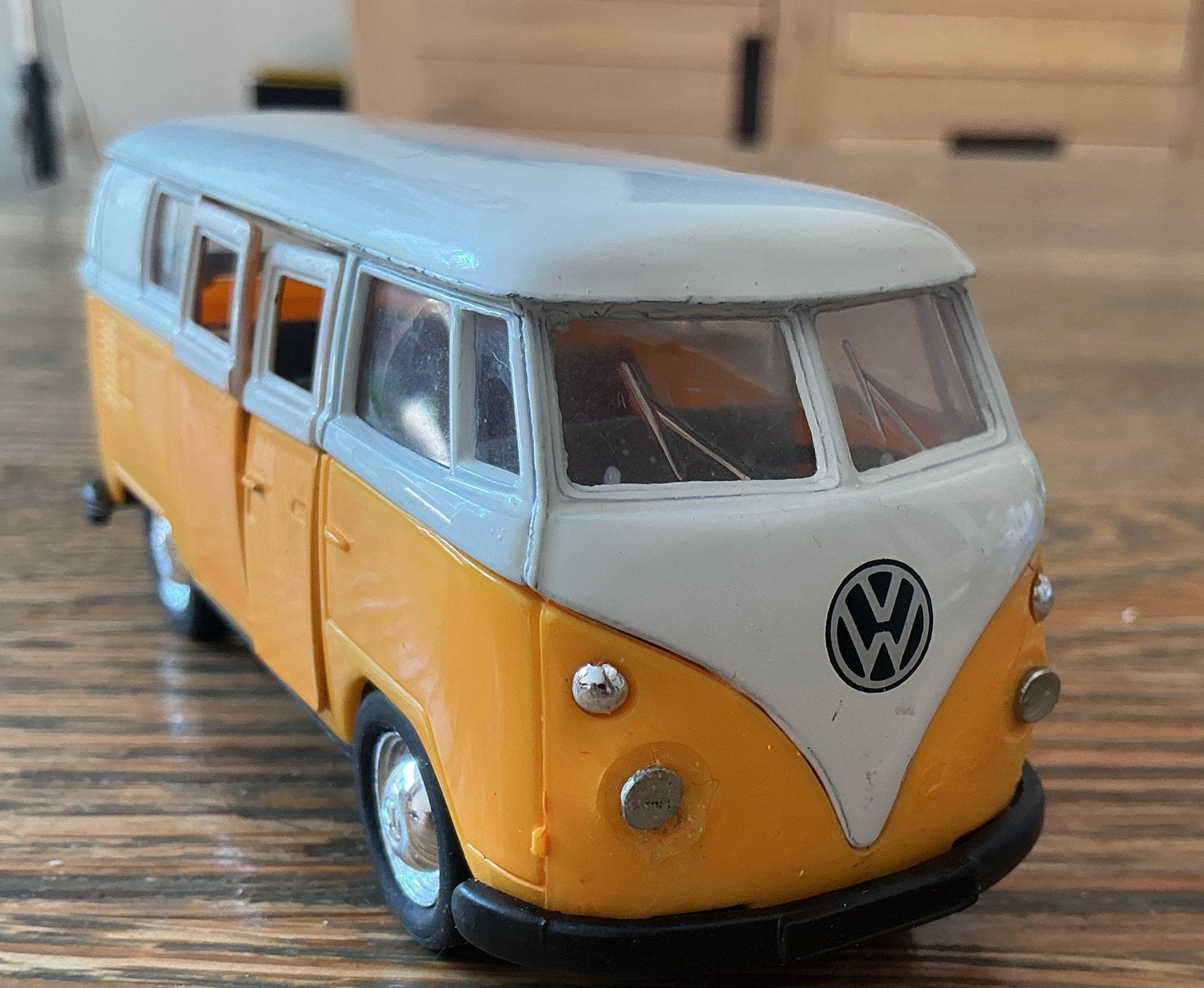 Oude Volkswagen T1 Bus Welly 1963 Oranje met Creme dak, Hobby en Vrije tijd, Modelauto's | Overige schalen, Ophalen