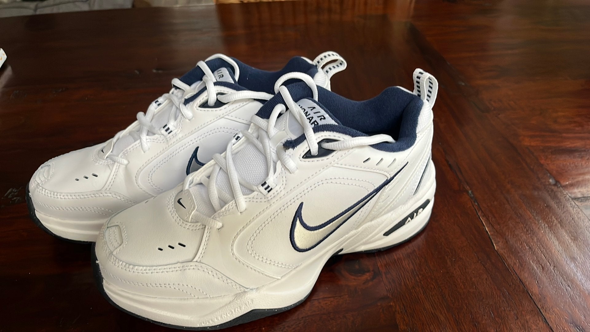 Nike air monarch maat 40,5, Ophalen of Verzenden, Zo goed als nieuw, Wit, Sneakers of Gympen