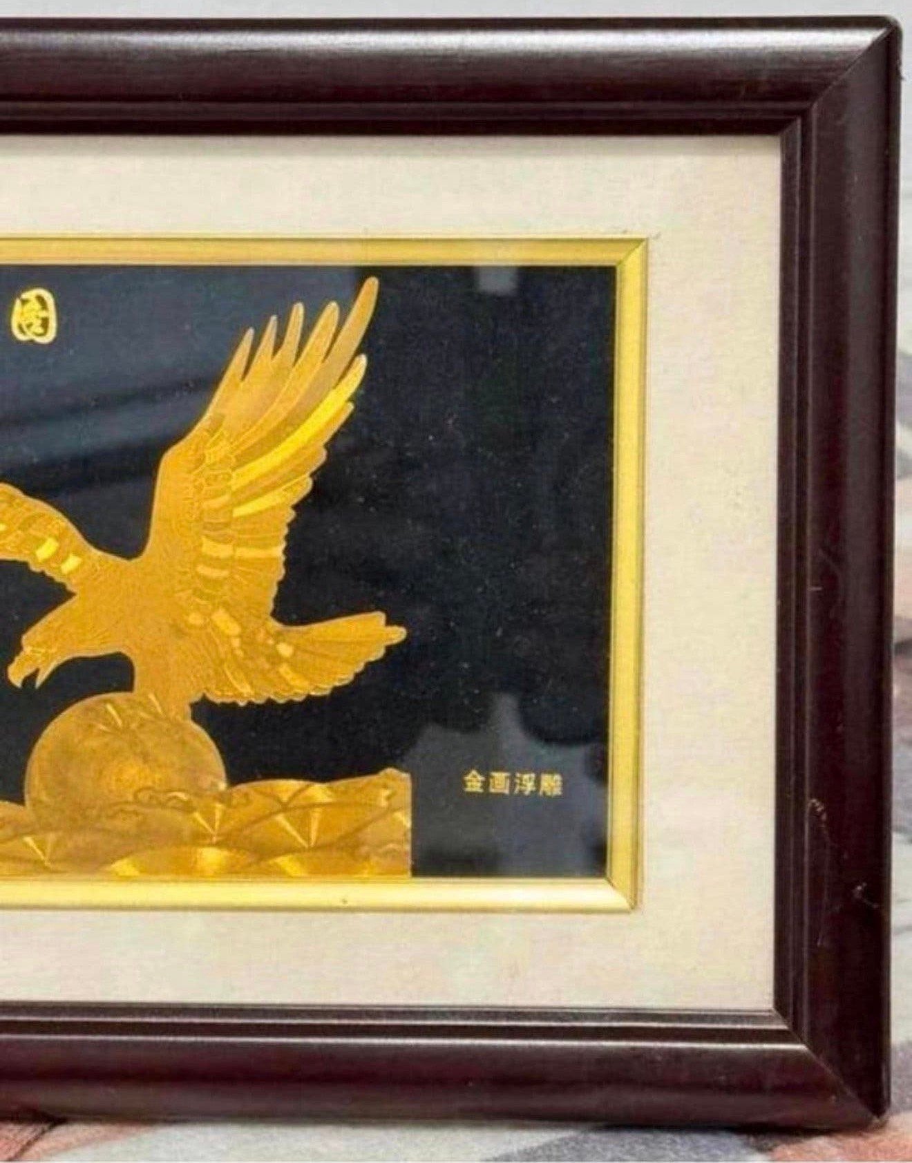 Chinees kunstwerk ingelijst gouden adelaar reliëf bladgoud, Goud, China, Ophalen of Verzenden, Ingelijst
