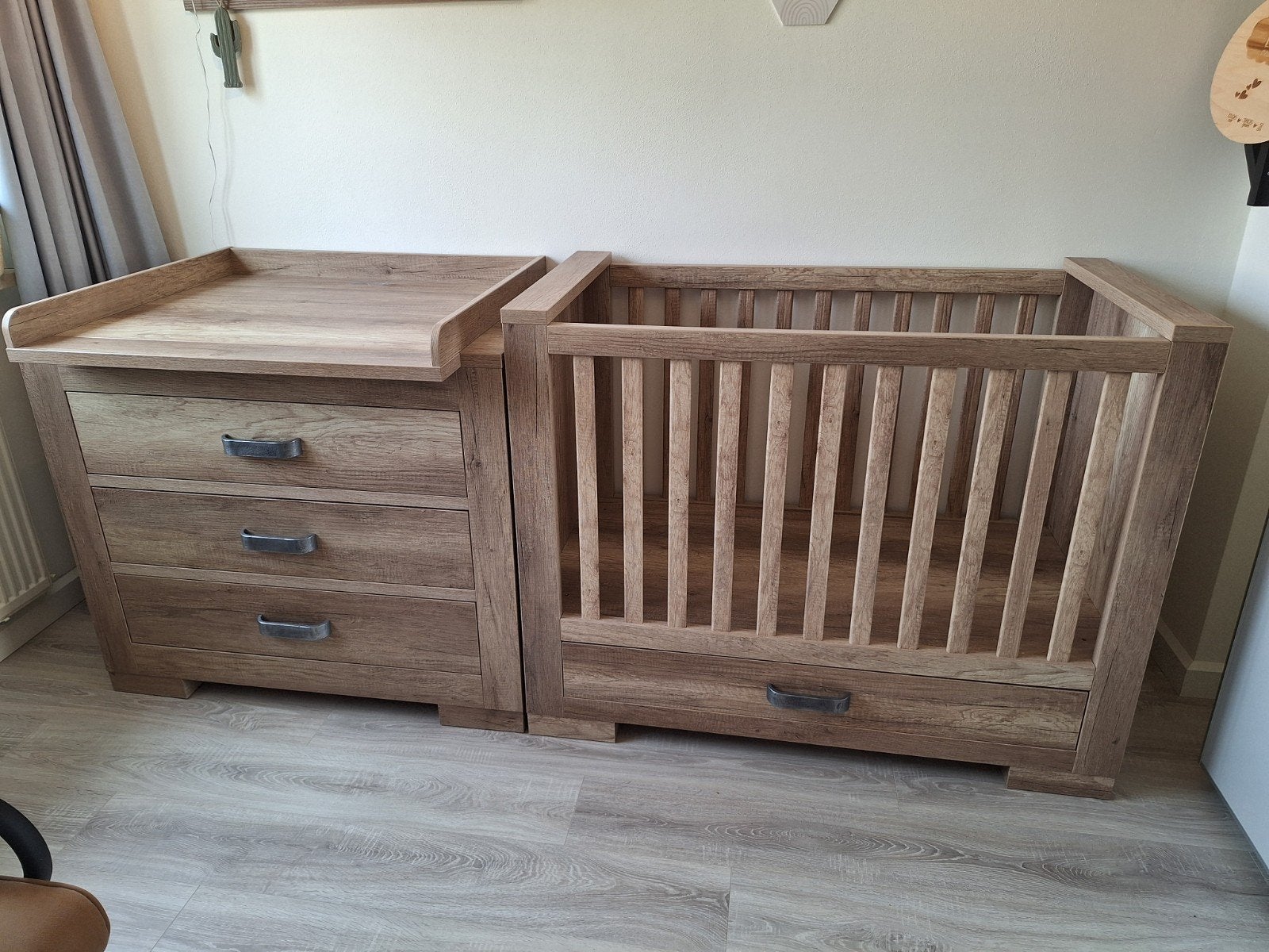 Kidsmill Brent Oldwood babykamer: ledikant, commode, plank, Ophalen, 70 tot 85 cm, 140 tot 160 cm, Zo goed als nieuw