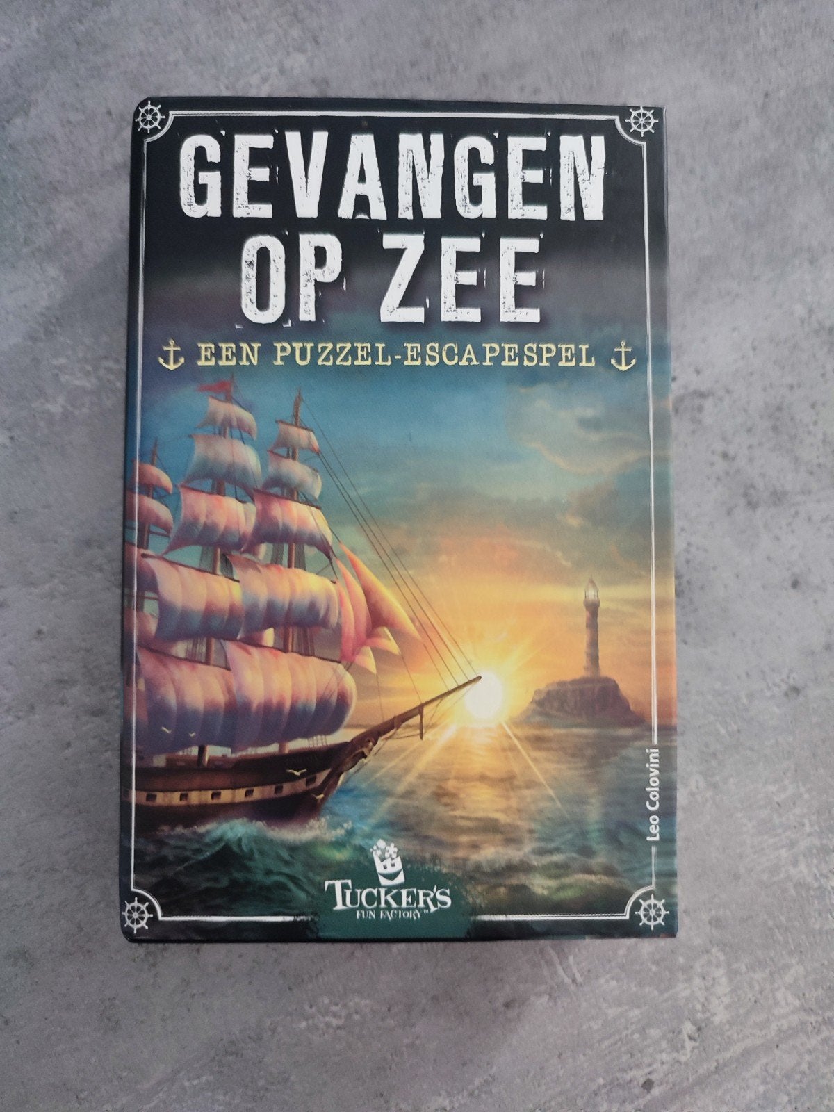 Gevangen op Zee: Puzzel-Escapespel (Tucker's Fun Factory), Een of twee spelers, Ophalen of Verzenden, Zo goed als nieuw, Tucker's Fun Factory
