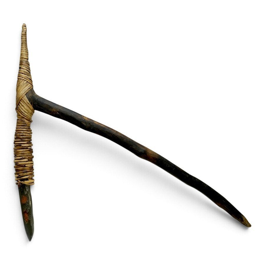 Stenen bijl met houten steel en rotan omwikkeling, Ophalen of Verzenden