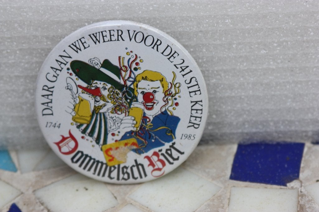 Vintage button Dommelsch bier carnaval 1985, Ophalen of Verzenden, Gebruikt, Overige onderwerpen, Button