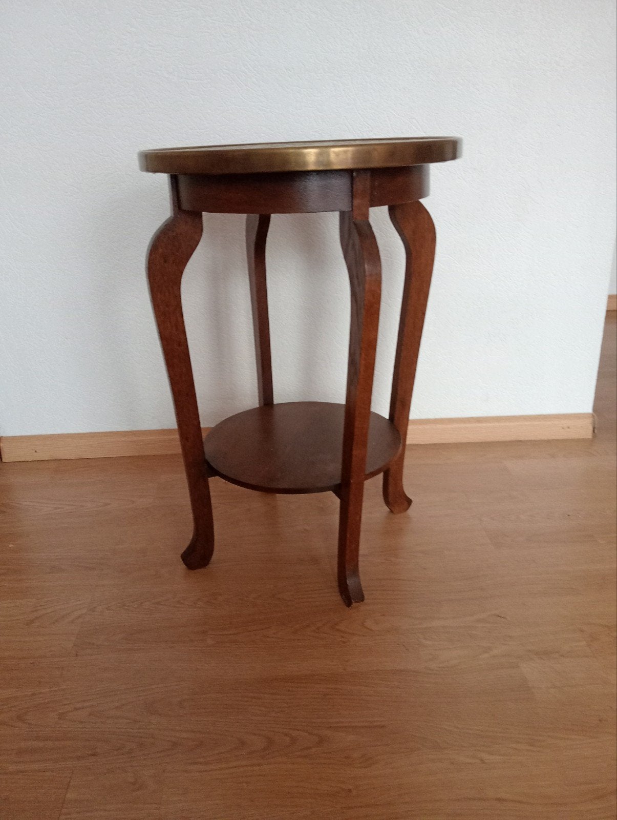 Antieke bijzettafel met Egyptische messing blad, Ophalen