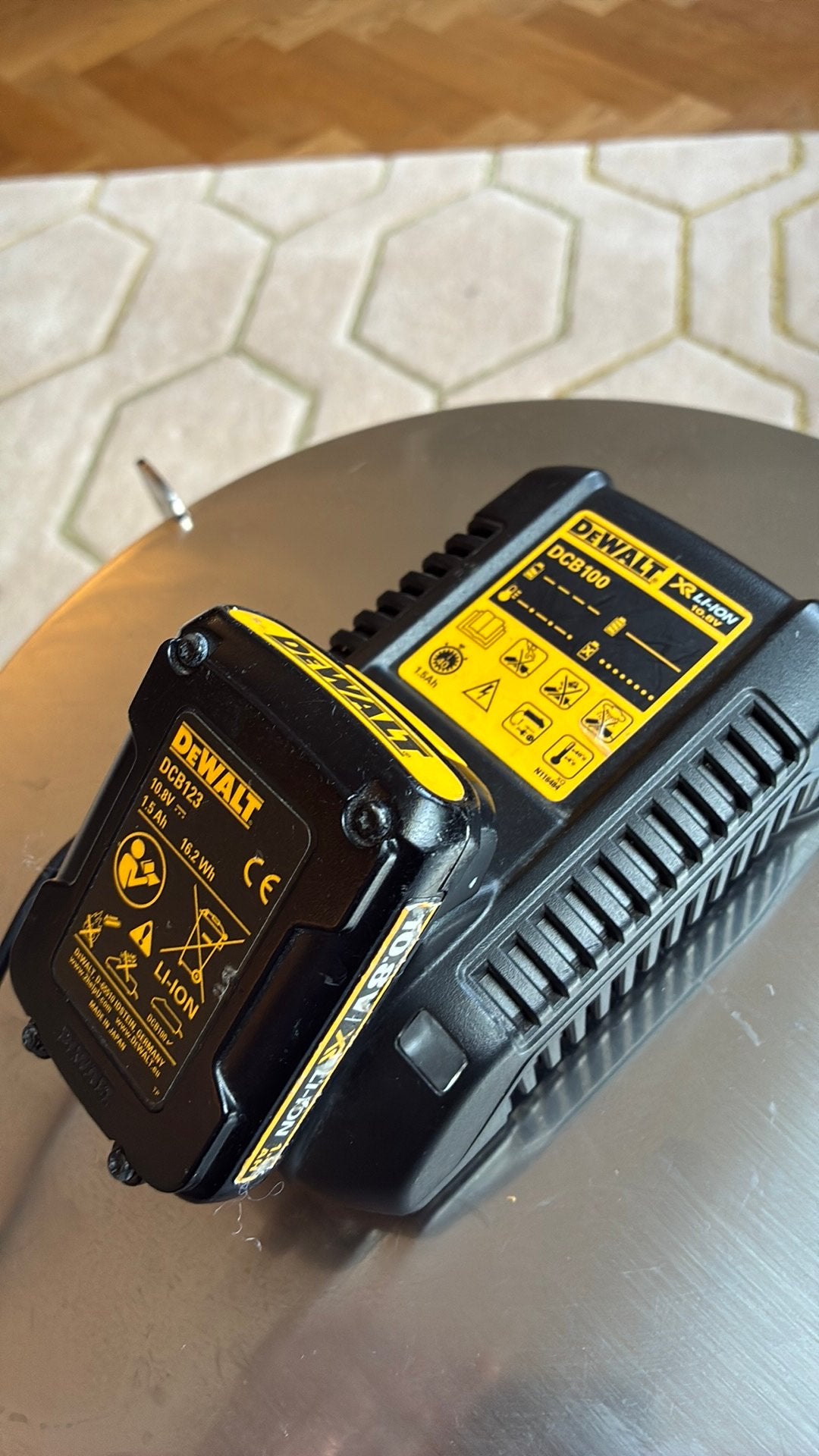 Dewalt accu en lader DCB100 en DCB123 12v, Doe-het-zelf en Verbouw, Gereedschap | Machine-onderdelen en Toebehoren, Ophalen of Verzenden
