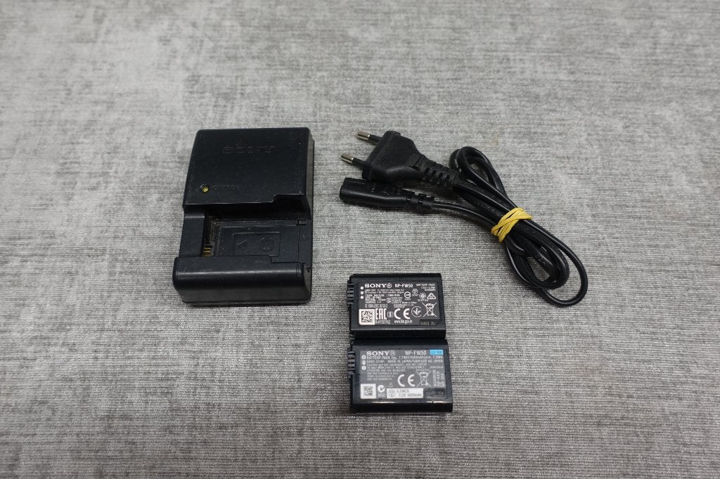 Originele Sony BC-VW1 Acculader + 2x Sony NP-FW50 Accu's, Ophalen of Verzenden, Gebruikt