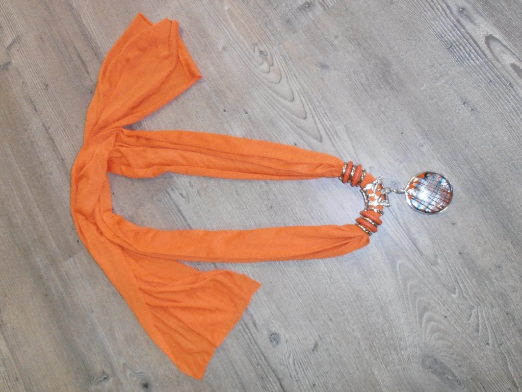 Oranje sjaal met decoratieve hanger, Ophalen of Verzenden, Zo goed als nieuw, Maat 38/40 (M), Sjaal