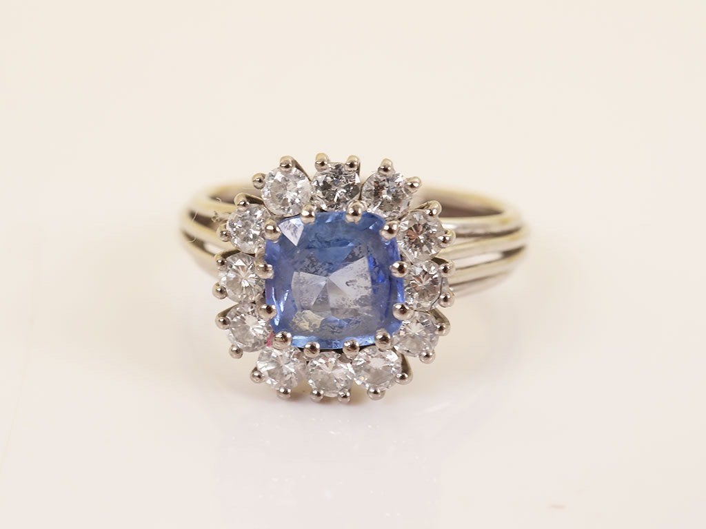 Royal Blue | 18 Karaat Entourage Ring I Saffier en Diamanten, Sieraden, Tassen en Uiterlijk, Ringen, Blauw, Nieuw, Ophalen of Verzenden