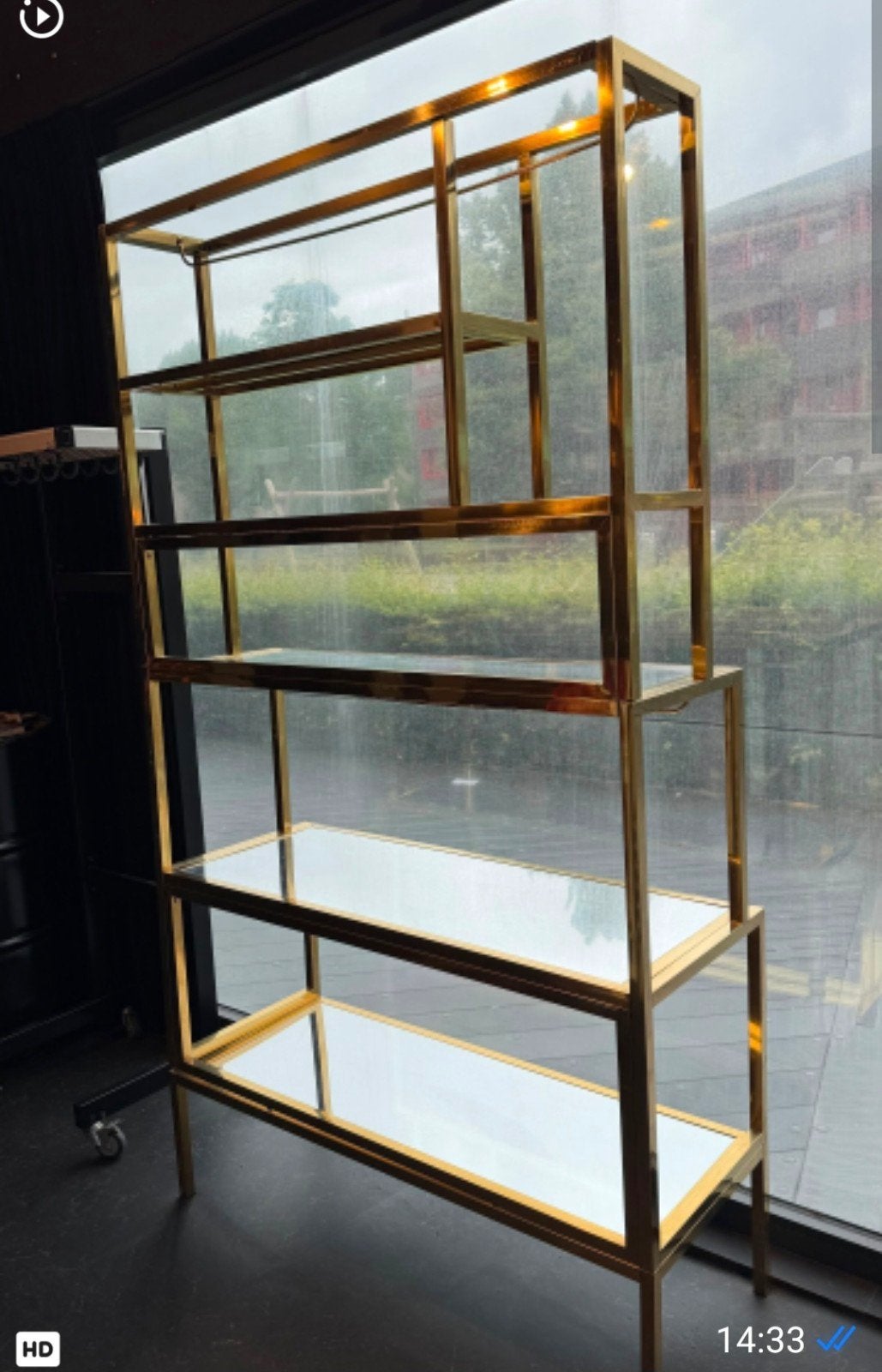 Luxe Gouden Displayrek met Glazen Planken, Huis en Inrichting, Ophalen, Zo goed als nieuw