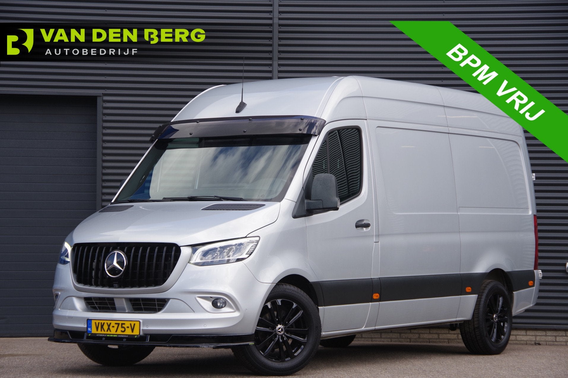 Mercedes-Benz Sprinter 319 3.0 CDI V6 L2H2 AUT. LED, 3.5T TR, Auto's, Automaat, Dealer onderhouden, Achterwielaandrijving, Gebruikt