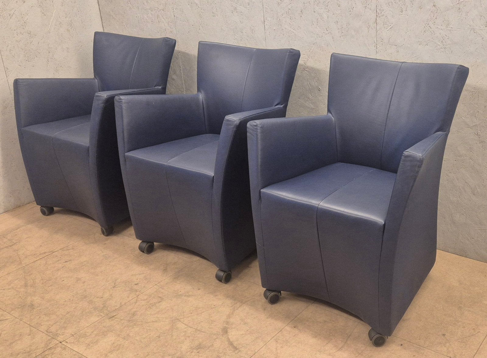 Montis Sting fauteuil - Blauw leer, Huis en Inrichting, Stoelen, Ophalen, Modern design, Drie, Blauw