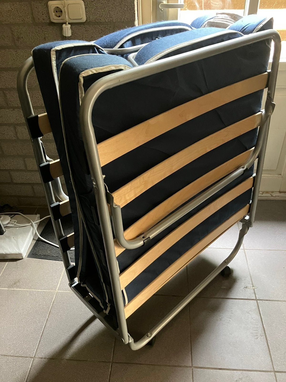Opvouwbaar bed, Ophalen, Gebruikt, Eenpersoons, Blauw