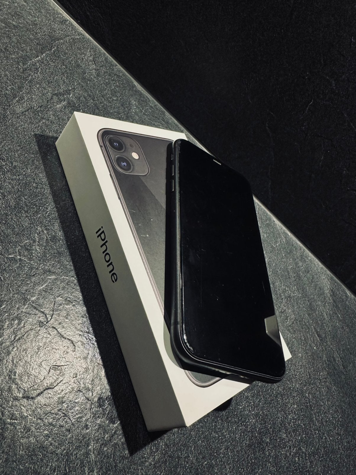Nette Iphone 11 - 128 GB + Burga hoesjes, Telecommunicatie, Mobiele telefoons | Apple iPhone, 128 GB, Zwart, Zo goed als nieuw