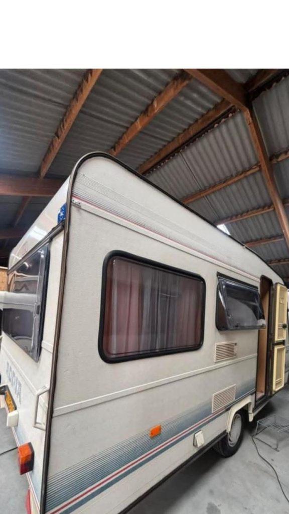 adria lichtgewicht 646kg max 1000 4 pers, 2 aparte bedden, Schokbreker, Bedrijf, Treinzit
