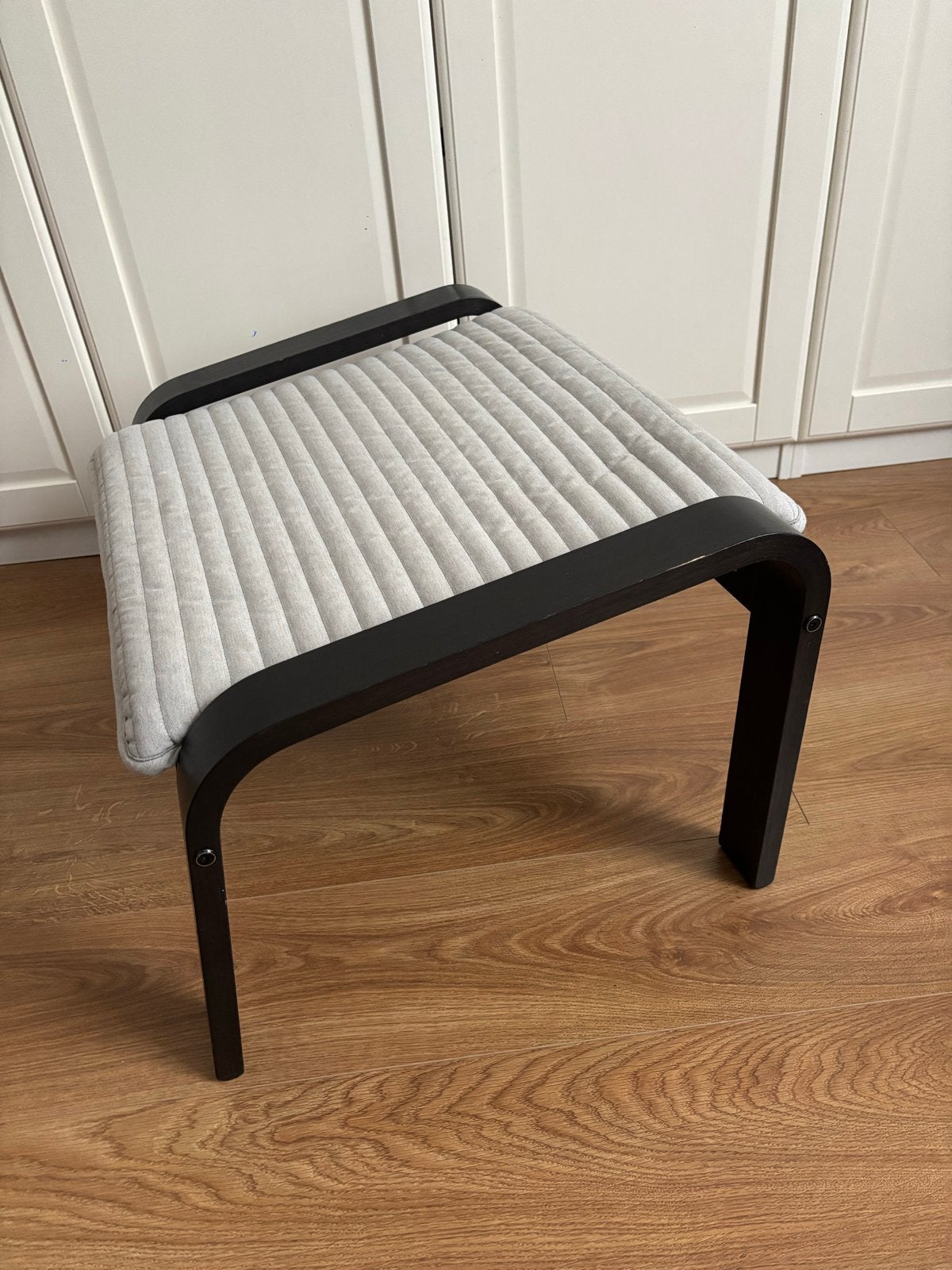 IKEA POÄNG voetenbank - Zwartbruin met lichtgrijs kussen, Ophalen, Zo goed als nieuw, Rechthoekig, 50 tot 75 cm