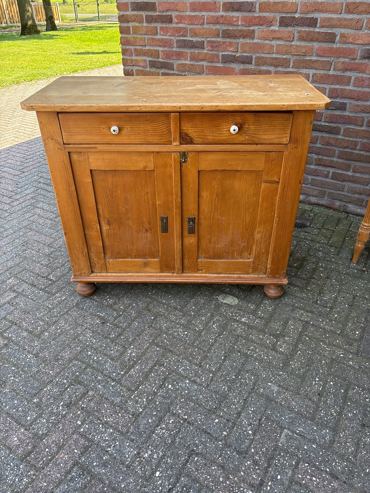 Grenen kastje., Ophalen