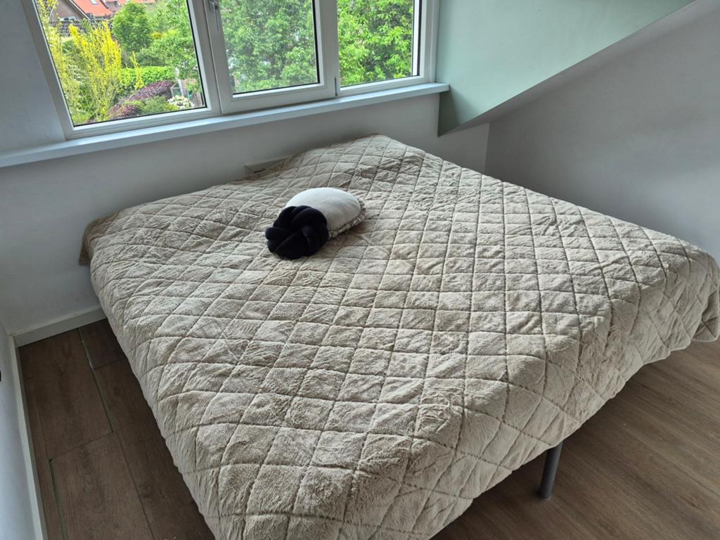 Twee eenpersoonsbedden met Pullman matrassen en bedsprei, Ophalen, Gebruikt, 90 cm, Eenpersoons