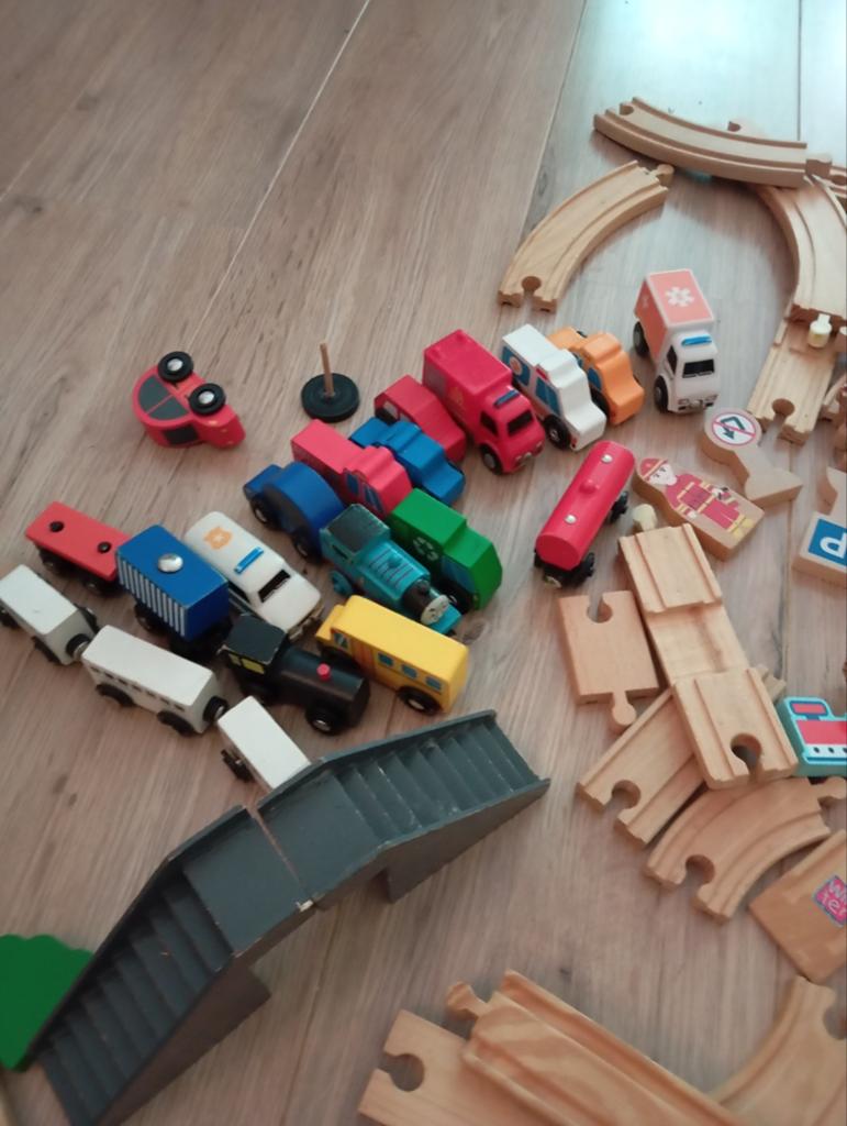 Grote houten treinbaan set met voertuigen en accessoires, Ophalen, Gebruikt