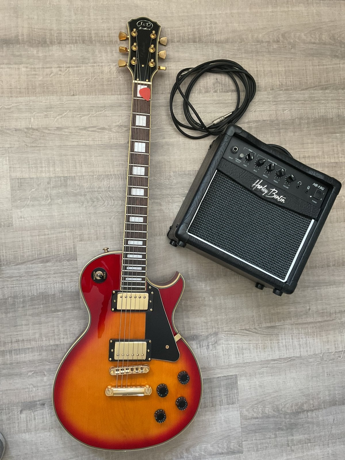 Zeer nette gitaar compleet met toebehoren zoals op de foto,s, Muziek en Instrumenten, Met versterker, Zo goed als nieuw, Solid body